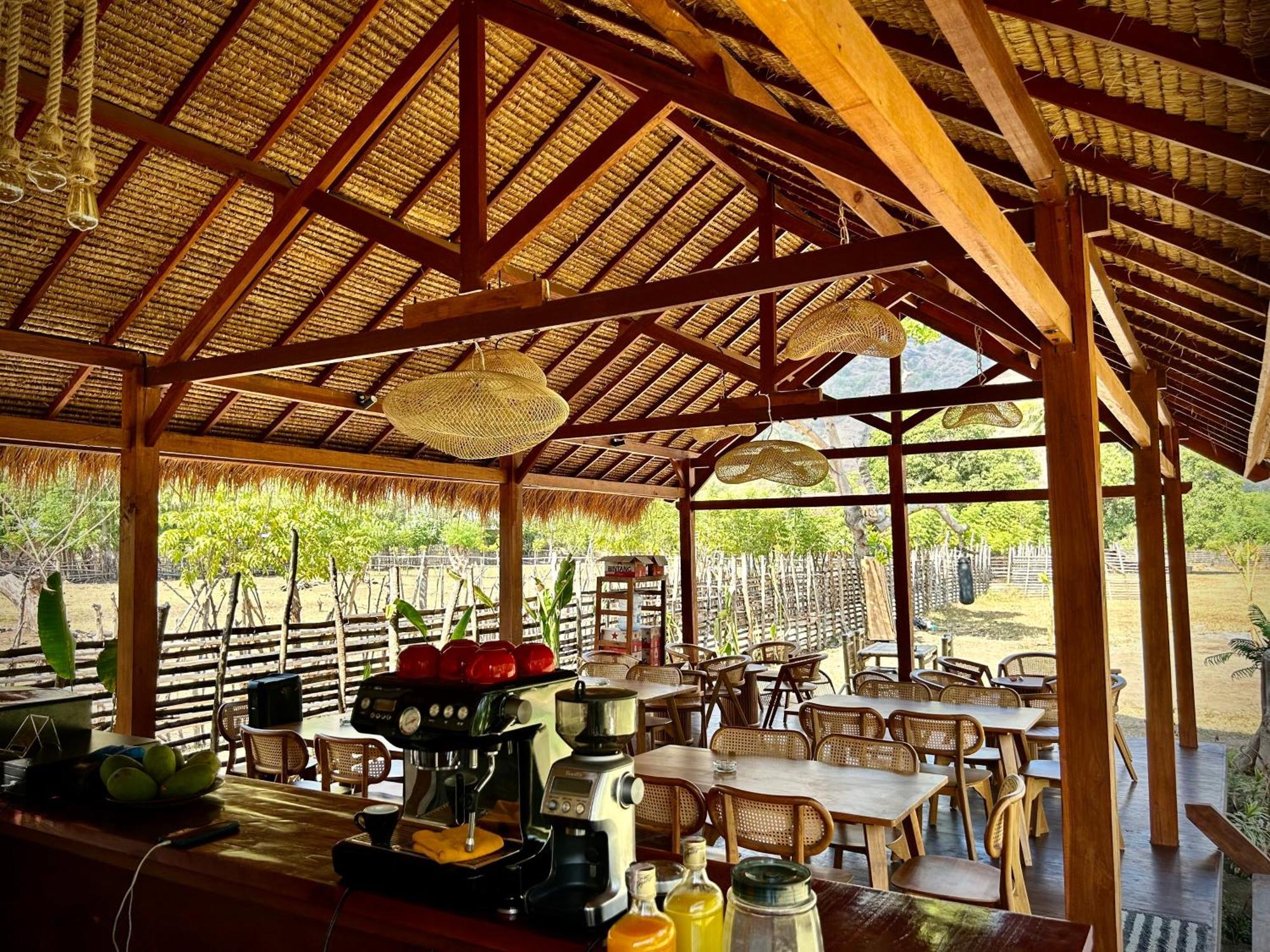 Damai Bungalows Maluk Luaran gambar